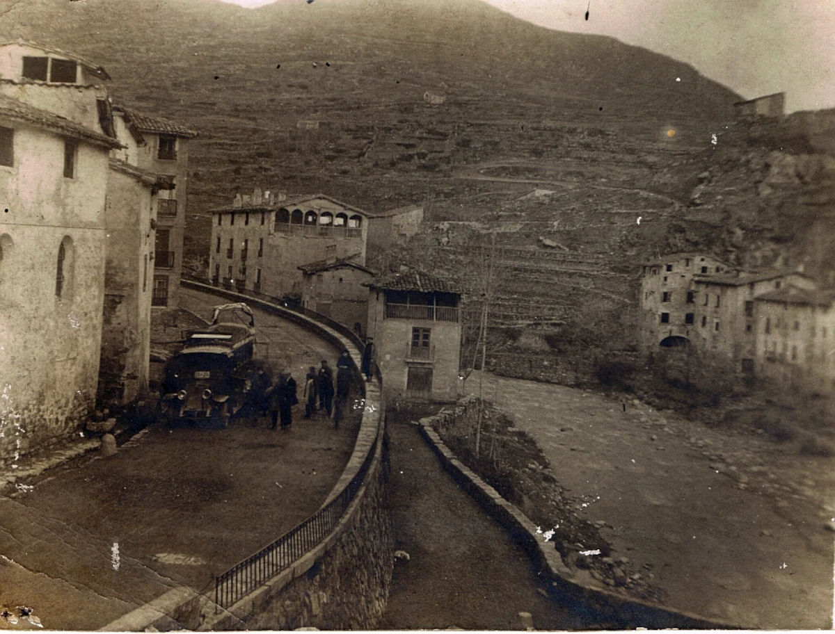 Fotografía antigua con la llegada del coche de línea a Soto en Cameros