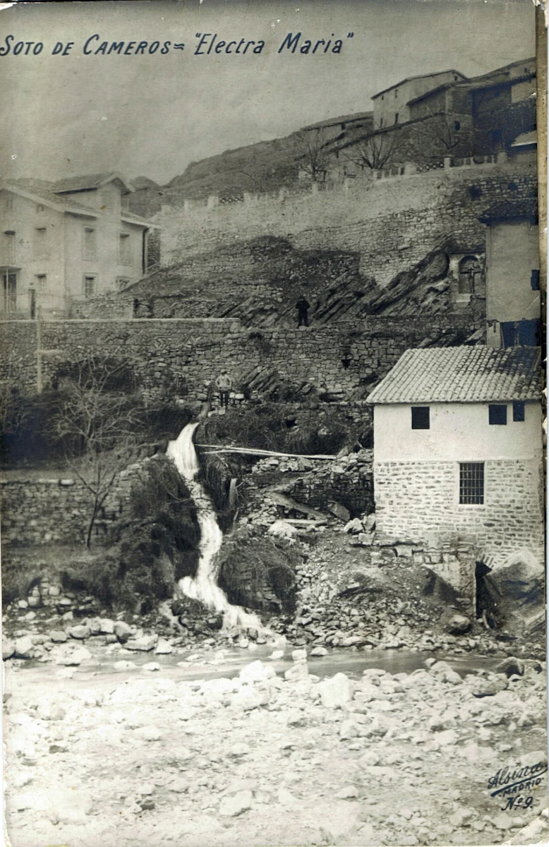 Fotografía de la antigua electra 'María' y el molino