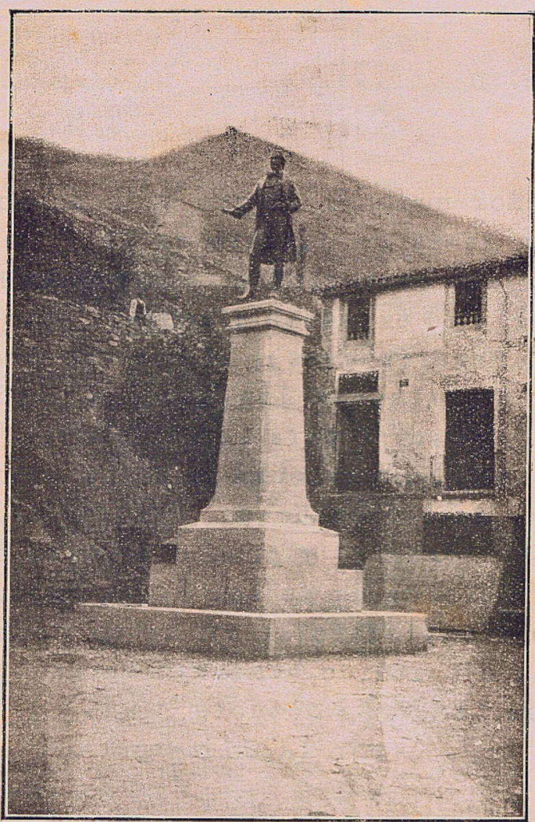 Foto antigua de la estatua a D. Juan Esteban de Elías en Soto en Cameros