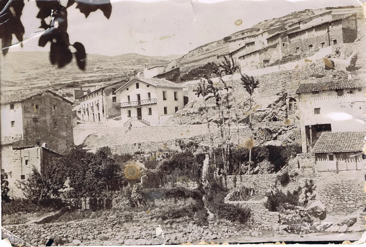 Sobradero de la acequia del molino y electra y carretera en Soto en Cameros