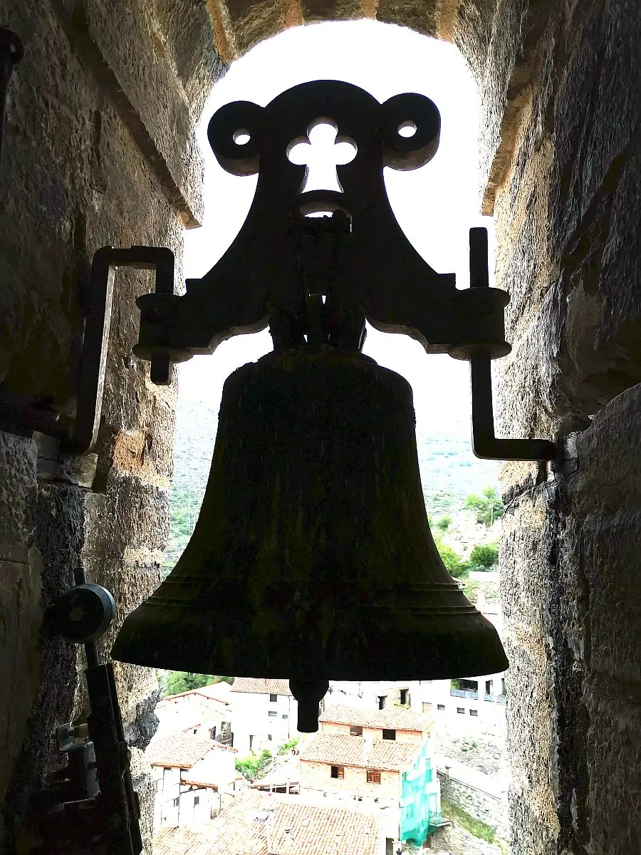 Campana llamada Grande de la torre de la iglesia de Soto en Cameros