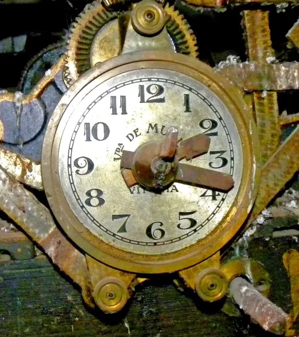 Esfera del reloj en la maquinaria