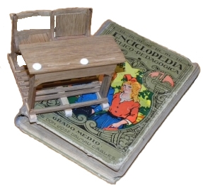 Miniatura de un pupitre sobre una enclopedia de los primeros años 30 del siglo XX