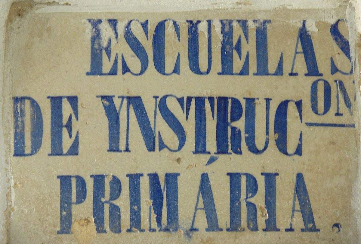 Rótulo en la entrada al edificio de las antiguas escuelas